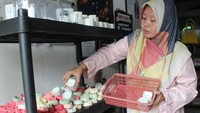 Kerajinan dengan produk akhir sabun dan lilin tersebut dijual dari harga Rp5 ribu hingga Rp65 ribu per buah tergantung variannya.