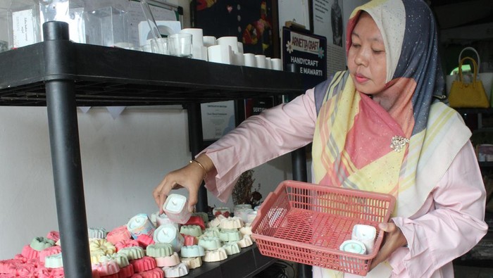 Kreatif, Warga di Klender Ubah Minyak Jelantah Jadi Sabun hingga Lilin Perajin membuat sabun dari olahan minyak goreng bekas (jelantah) di Arnetta Craft, Perumnas Klender di Jakarta Timur, Senin (25/7/2022). Kerajinan dengan produk akhir sabun dan lilin tersebut dijual dari harga Rp5 ribu hingga Rp65 ribu per buah tergantung variannya dan dipasarkan daring ke sejumlah kota kawasan Jabodetabek, Jawa Tengah, dan Kalimantan. ANTARA FOTO/Andi Bagasela/wsj/hp.