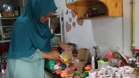 Perajin membuat sabun dari olahan minyak goreng bekas (jelantah) di Arnetta Craft, Perumnas Klender di Jakarta Timur, Senin (25/7/2022).