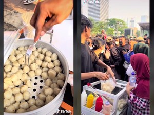 Tak Ikut Catwalk, TikToker Ini Nikmati Jajanan Kaki 5 di Area Citayam Fashion Week