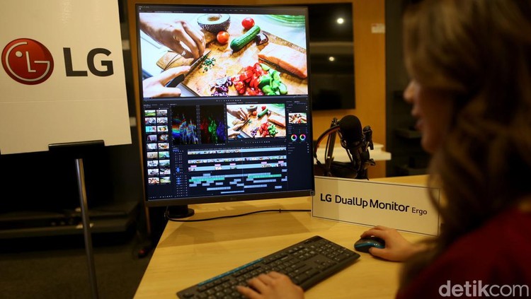 LG Dual Monitor Ergo LG Electronic kembali memperkenalkan monitor Ergo terbarunya di Indonesia. Yakni ada LG DUal Monitor Ergo yang sengaja dihadirkan dengan membawa sejumlah peningkatan yang dijanjikan memberikan kemudahan dan kenyamanan penggunaan saat work from home (WFH) maupun work from office (wfo). Vendor asal Korea Selatan ini mengklaim peningkatan pada penyesuaian pengaturan ketinggian dan memutar arah hadap layarmonitor (swivel).