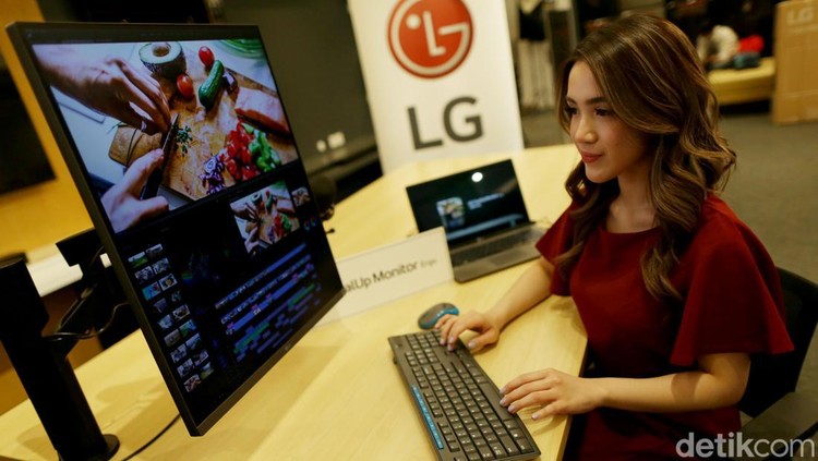 LG Dual Monitor Ergo LG Electronic kembali memperkenalkan monitor Ergo terbarunya di Indonesia. Yakni ada LG DUal Monitor Ergo yang sengaja dihadirkan dengan membawa sejumlah peningkatan yang dijanjikan memberikan kemudahan dan kenyamanan penggunaan saat work from home (WFH) maupun work from office (wfo). Vendor asal Korea Selatan ini mengklaim peningkatan pada penyesuaian pengaturan ketinggian dan memutar arah hadap layarmonitor (swivel).