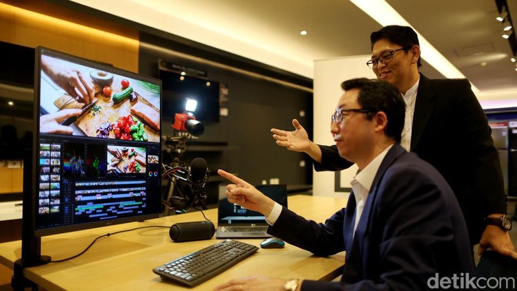LG Dual Monitor Ergo LG Electronic kembali memperkenalkan monitor Ergo terbarunya di Indonesia. Yakni ada LG DUal Monitor Ergo yang sengaja dihadirkan dengan membawa sejumlah peningkatan yang dijanjikan memberikan kemudahan dan kenyamanan penggunaan saat work from home (WFH) maupun work from office (wfo). Vendor asal Korea Selatan ini mengklaim peningkatan pada penyesuaian pengaturan ketinggian dan memutar arah hadap layarmonitor (swivel).