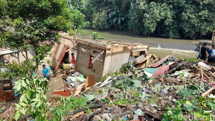 Longsor di Bogor timpa rumah warga