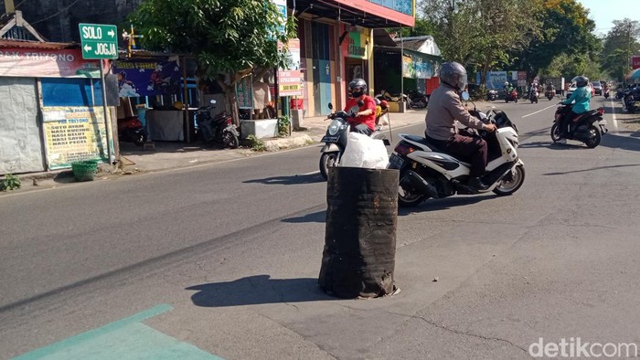 Lubang di simpang Jalan Kopral Sayom, Klaten, Selasa (26/7/2022).