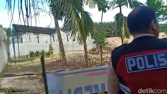 Polisi berjaga di areal pemakaman Brigadir J. (Ferdi Almunanda/detikSumut)