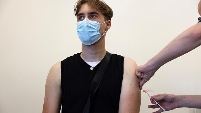 LONDON, ENGLAND - JULY 24: People line up to recieve monkeypox vaccinations at Guys Hospital on July 24, 2022 in London, England. World Heath Organisation Director-General, Tedros Adhanom Ghebreyesus, said yesterday that the rapidly spreading monkeypox outbreak represents a global health emergency. (Photo by Hollie Adams/Getty Images)