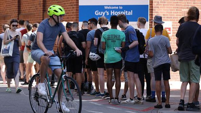Makin Darurat, Warga Inggris Berburu Vaksin Cacar Monyet LONDON, ENGLAND - JULY 24: People line up to recieve monkeypox vaccinations at Guys Hospital on July 24, 2022 in London, England. World Heath Organisation Director-General, Tedros Adhanom Ghebreyesus, said yesterday that the rapidly spreading monkeypox outbreak represents a global health emergency. (Photo by Hollie Adams/Getty Images)