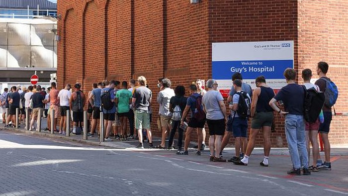 LONDON, ENGLAND - JULY 24: People line up to recieve monkeypox vaccinations at Guys Hospital on July 24, 2022 in London, England. World Heath Organisation Director-General, Tedros Adhanom Ghebreyesus, said yesterday that the rapidly spreading monkeypox outbreak represents a global health emergency. (Photo by Hollie Adams/Getty Images)