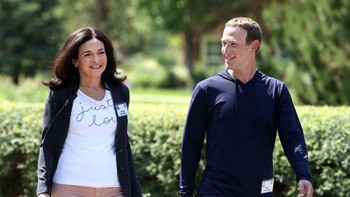 Mark Zuckerberg, CEO Meta dan pendiri Facebook, juga datang dan berbincang dengan Sheryl. Foto: Getty Images/Kevin Dietsch