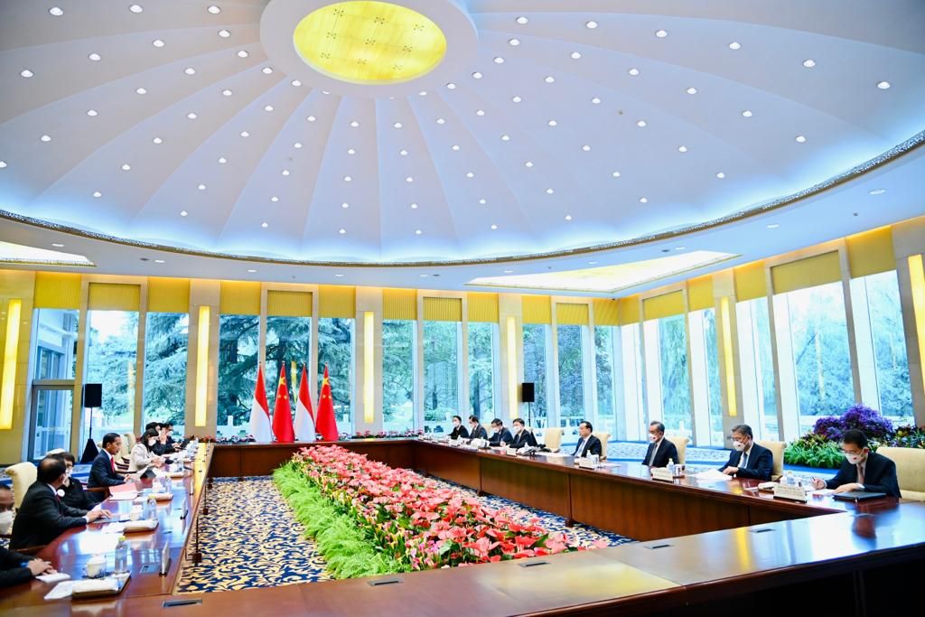 Mengawali agenda kunjungan kerjanya di Republik Rakyat Tiongkok (RRT), Presiden Joko Widodo melakukan pertemuan bilateral dengan Perdana Menteri RRT (Premier) Li Keqiang di Villa 5, Diaoyutai State Guesthouse, Beijing, Selasa sore, 26 Juli 2022. (Dok: Biro Pers Sekretariat Presiden)