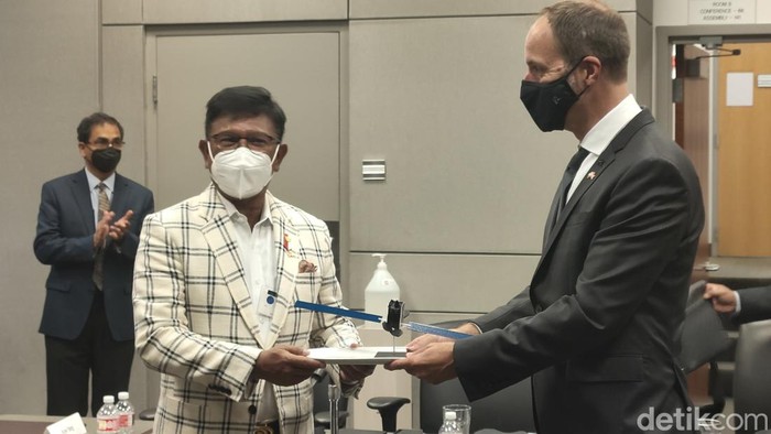 Menkominfo Johnny G Plate di Kantor Boeing Los Angeles