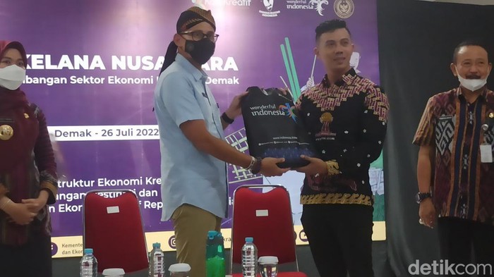 Menteri Pariwisata dan Ekonomi Kreatif (Menparekraf) Sandiaga Uno saat Kelana Nusantara temu pegiat sektor ekonomi kreatif di Kabupaten Demak, Selasa (16/7/2022).