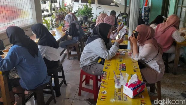 Menyantap sedapnya seblak empang dari Sumedang