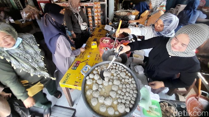 Menyantap sedapnya seblak empang dari Sumedang