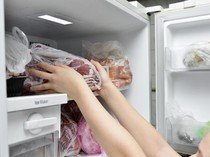 Cara Menyimpan Jatah Daging Kurban di Kulkas, Perlu Dicuci?
