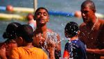 Lihat Keceriaan Mereka di Pantai Khusus Tunanetra Ini