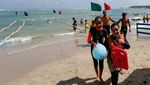 Lihat Keceriaan Mereka di Pantai Khusus Tunanetra Ini