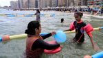 Lihat Keceriaan Mereka di Pantai Khusus Tunanetra Ini