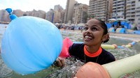 Keceriaan terlihat dari para penyandang tuna netra saat bermain di pantai ini. Alexandria meresmikan Mandara sebagai pantai umum ramah disabilitas pertama di Mesir yang memungkinkan ribuan penyandang disabilitas, termasuk mereka yang menggunakan kursi roda.