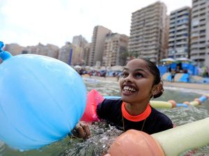 Lihat Keceriaan Mereka di Pantai Khusus Tunanetra Ini