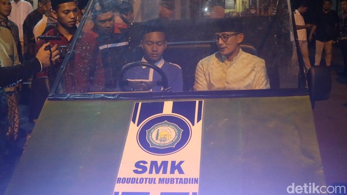 Menteri Pariwisata dan Ekonomi Kreatif, Sandiaga Salahudin Uno saat menjajal mobil listrik buatan SMK Balekambang, Jepara, Selasa (26/7/2022)