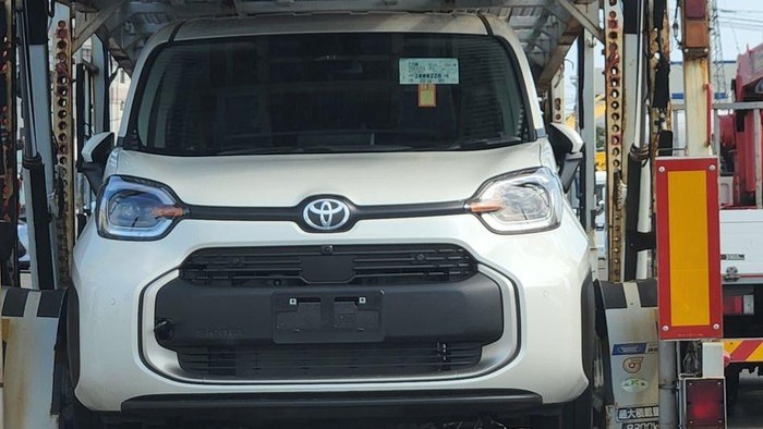 Mobil yang diduga merupakan Sienta generasi baru tertangkap kamera di jalanan Jepang