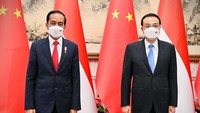 Setelah foto bareng, Presiden Jokowi dan Premier Li beserta masing-masing delegasi bersama-sama menuju ruang pertemuan.