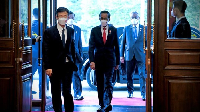 Momen Jokowi Sambangi PM China Presiden Joko Widodo (Jokowi) melakukan pertemuan bilateral dengan Perdana Menteri China (Premier) Li Keqiang di Villa 5, Diaoyutai State Guesthouse, Beijing, Selasa (26/7/2022).
