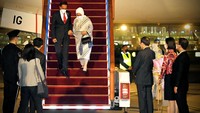 Presiden Joko Widodo dan Ibu Negara Iriana Joko Widodo menuruni tangga pesawat setibanya di Bandara Internasional Beijing, China, Senin (25/7/2022).  