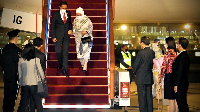 Momen Jokowi Tiba di Beijing, Siap Bertemu Presiden-PM China Presiden Joko Widodo (keempat kiri) dan Ibu Negara Iriana Joko Widodo mendapat penyambutan setibanya di Bandara Internasional Beijing, China, Senin (25/7/2022).