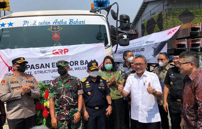 Menteri Perdagangan (Mendag) Zulkifli Hasan melakukan pelepasan ekspor 3.800 metrik ton baja struktur dan plat baja ke Selandia Baru. Baja tersebut merupakan hasil produksi PT Gunung Raja Paksi, Tbk, di Cikarang Barat, Bekasi, Selasa (26/7/2022).