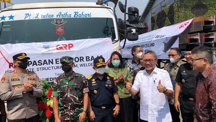 Momen Mendag Lepas Ekspor Baja Terbaik Indonesia Ke Selandia Baru Menteri Perdagangan (Mendag) Zulkifli Hasan melakukan pelepasan ekspor 3.800 metrik ton baja struktur dan plat baja ke Selandia Baru. Baja tersebut merupakan hasil produksi PT Gunung Raja Paksi, Tbk, di Cikarang Barat, Bekasi, Selasa (26/7/2022).