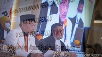 Foto multiple exposure menunjukkan suasana sidang online dari kantor DPP PKS. Menurut PKS, aturan PT 20 persen membatasi hadirnya figur capres dan cawapres alternatif. 