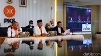 Presiden PKS Ahmad Syaikhu (tengah) dan Sekjen PKS Habib Aboe Bakar Al-Habsyi (kiri) bersama kuasa hukum Zainudin PAru menjalani sidang gugatan ke MK terkait presidential threshold Pilpres secara virtual di kantor DPP PKS, Jalan TB Simatupang, Jakarta Selatan, Selasa (26/7/2022). Keduanya adalah pemohon I.