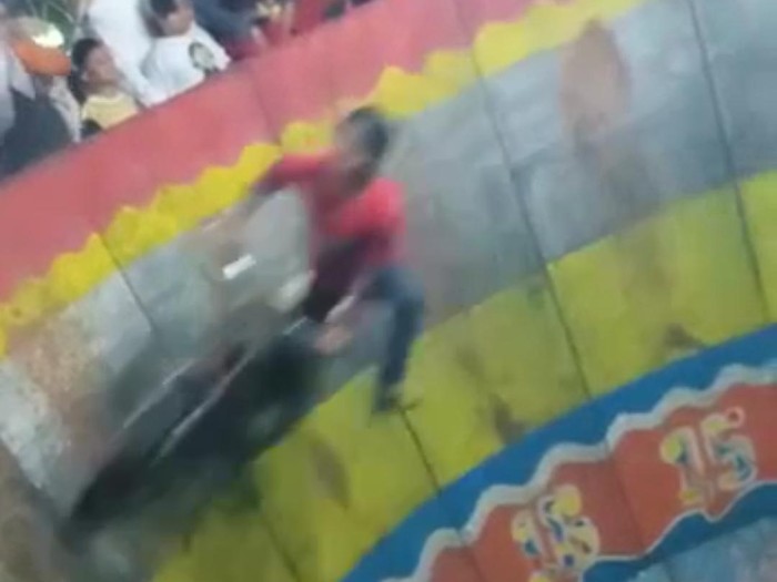 Motor di atraksi tong edan tiba-tiba terlempar