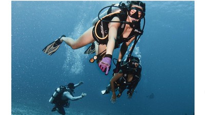 8 Foto Nia Ramadhani Diving di Labuan Bajo, Pamer Tubuh Langsing Berbikini