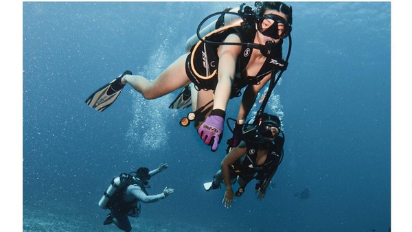 8 Foto Nia Ramadhani Diving di Labuan Bajo, Pamer Tubuh Langsing Berbikini