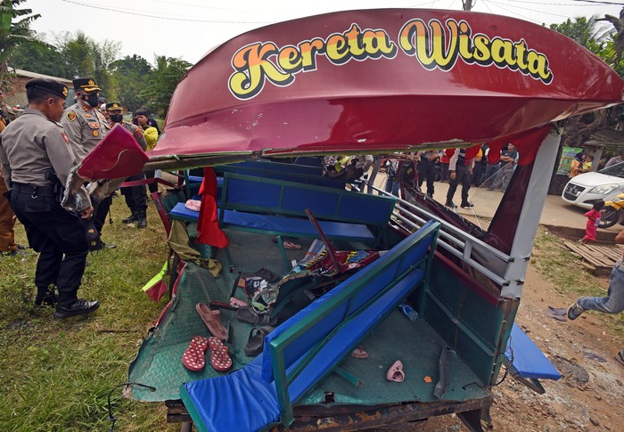 Warga melihat odong-odong yang ringsek tertabrak kereta api jurusan Merak-Rangkasbitung di Kampung Silebu Mesjid, Kragilan, Serang, Banten, Selasa (26/7/2022). Insiden yang terjadi di perlintasan tanpa palang pintu tersebut menewaskan sembilan orang penumpang odong-odong, yang terdiri dari tujuh orang dewasa dan dua anak-anak. ANTARA FOTO/Asep Fathulrahman/rwa.