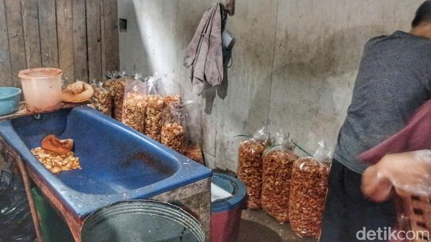 Pabrik keripik singkong Sari Asih.