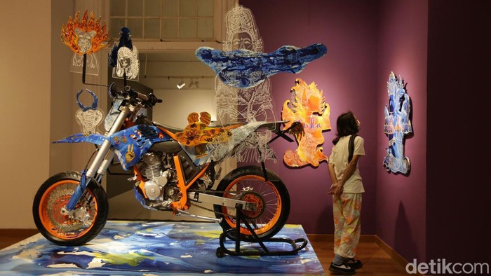 Pameran Seni Rupa Kontemporer di Galnas Pengunjung melihat karya berjudul Siklus ciptaan Alif Edi Irmawan di Pameran Manifesto VIII : Transposisi di Galeri Nasional, Jakarta Pusat, Selasa (26/7/2022). Galeri Nasional Indonesia menggelar Pameran Seni Rupa Kontemporer Indonesia yang bertajuk Manifesto VIII : Transposisi.
Tema