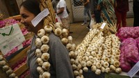 Rangkaian bawang putih diikat dan menjadi satuan penjualan. Tidak disebutkan nilai transaksi di pasar ini.