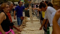 Setiap tahun, pasar bawang putih tradisional digelar bertepatan dengan Hari Saint James Sang Pelindung di Vitoria.  