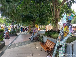 Ratusan Patung Sampah Plastik Terpajang di Balai Kota Batu