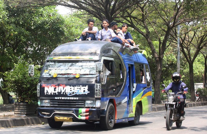 PELAJAR ABAIKAN KESELAMATAN Sejumlah pelajar sekolah menengah pertama (SMP) menumpang di atas atap mobil angkutan umum melintas di Jalan Marsekal Surya Dharma Neglasari, Tangerang, Banten, Selasa (26/7/2022). Aksi tersebut membahayakan keselamatan diri sendiri dan orang lain, serta dapat memicu tawuran antarpelajar yang kerap terjadi saat jam pulang sekolah. ANTARA FOTO/Muhammad Iqbal/rwa.