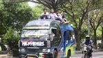 Uppsss... Di Tangerang Masih Ada Pelajar Naik Atap Angkutan Umum