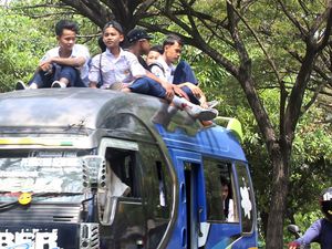 Uppsss... Di Tangerang Masih Ada Pelajar Naik Atap Angkutan Umum