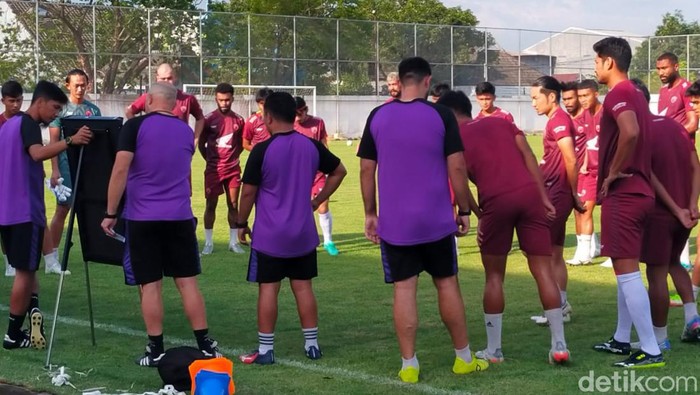 Pelatih Bernardo Tavares memberi pemahaman strategi kepada pemain PSM Makassar di Stadion Kalegowa.