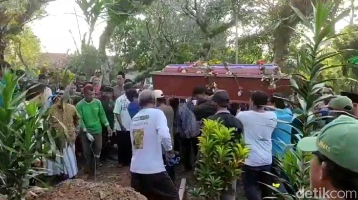 Pemakaman jenazah K, korban mutilasi di Kabupaten Tegal, Selasa (26/7/2022).