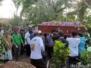 Isak Tangis Iringi Pemakaman Jenazah Korban Mutilasi di Tegal